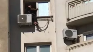 ALERTĂ în Capitală! Un bărbat amenință că se sinucide! Poliția și pompierii intervin de URGENȚĂ