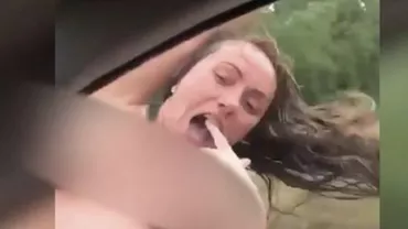 S-a dezbrăcat, a deschis geamul maşinii şi s-a lăsat pe spate. După câteva secunde, A MURIT!