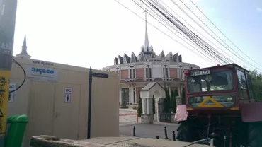 MAI MULT DECÂT SCANDALOS! WC-uri ecologice în poarta Catedralei Catolice din Iași (FOTO)