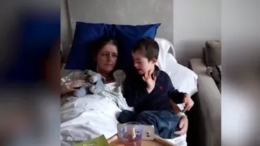 Moment emoționant! Un băiețel de cinci ani cu sindromul Down îi cântă mamei sale în ultimele ei zile (VIDEO)