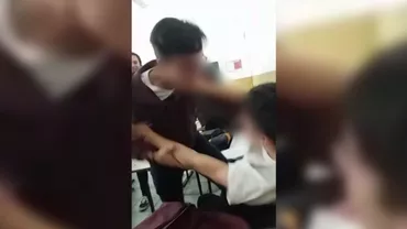 Scene violente într-un liceu cunoscut din Buzău. Doi elevi s-au luat la bătaie în sala de clasă sub privirile colegilor (VIDEO)