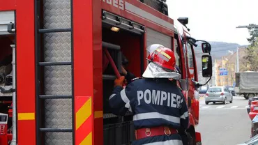 INCENDIU de proporţii într-un mall arhiplin. Tavanul magazinului a căzut