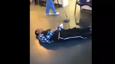 Tulcea: Pacient lăsat să zacă pe podeaua spitalului, în timp ce o infirmieră spală cu mopul pe lângă el. Reacția unității medicale (VIDEO)