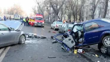 Panică în Capitală: O autobasculantă a intrat în alte patru mașini și a pătruns pe trotuar printre pietoni (VIDEO)