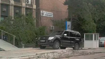 Un "șmecher" cu bolid de lux și-a parcat mașina pe rampa pentru persoane cu dizabilități de la sediul "Cartel ALFA" (FOTO)