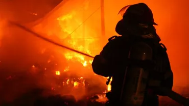 Incendiu la un depozit de instalații electrice din Râmnicu Vâlcea