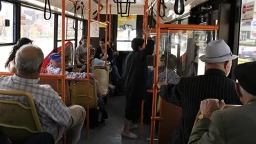 De ce nu e bine să le oferim bătrânilor locul pe scaun în autobuz