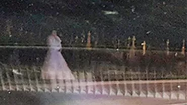 Imaginea cu mireasa care a speriat trecătorii. Au crezut că este o fantomă (FOTO)