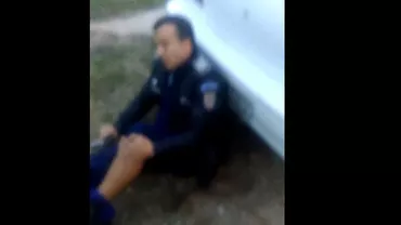 Imagini SCANDALOASE! Patru tineri i-au rupt piciorul unui poliţist  (VIDEO)