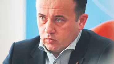 Comunismul, model de urmat pentru "Genunche" Pop. Decizia ministrului Educației privind manualele școlare
