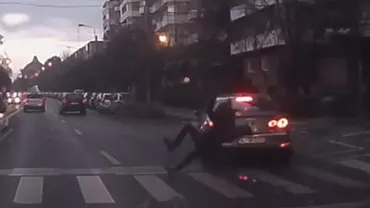 Tânăra lovită pe trecerea de pietoni de un șofer inconștient (VIDEO)