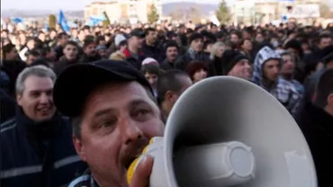 "JOS DRAGNEA!" / "HOȚILOR!" Protest de amploare al angajaților Dacia împotriva măsurilor economice asumate de PSD (VIDEO)