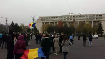 "Intrăm peste voi, nu dăm înapoi!": Sute de oameni s-au strâns la Guvern pentru a protesta împotriva măsurilor fiscale