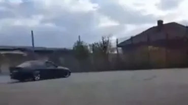 Inconștiență dusă la extrem: Drifturi în curtea liceului cu copii în mașină (VIDEO)