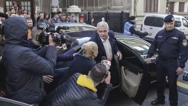 HAOS la sosirea lui Dragnea la DNA: APLAUZE și HUIDUIELI pentru liderul social-democrat.  Cine l-a întâmpinat pe șeful PSD în fața sediului (VIDEO)