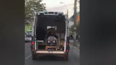 Dorel, șofer pe ambulanță: Pacient, transportat cu ușile deschise (VIDEO)