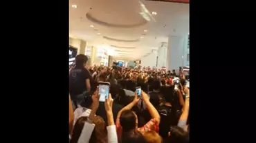 A fost NEBUNIE! Un mall a fost ÎNCHIS după ce un VLOGGER CUNOSCUT a apărut acolo. Fanii l-au ASALTAT din toate părțile (VIDEO)