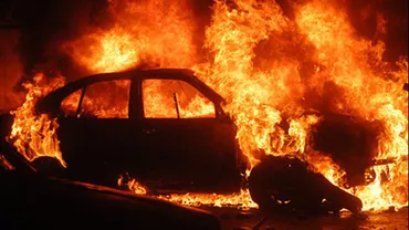 Scene INFERNALE în trafic! Mașină, în flăcări, în centrul Capitalei (VIDEO și FOTO)