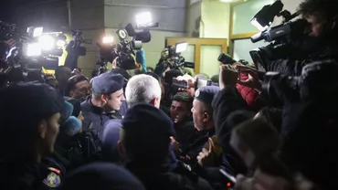 Haos la DNA: Jandarmii l-au escortat cu greu pe Liviu Dragnea printre zeci de oameni care i-au cerut demisia (FOTO, VIDEO)
