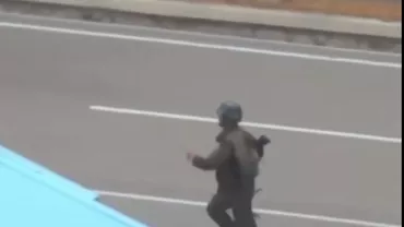 Imagini dramatice cu momentul în care un soldat nord-coreean este împușcat în timp ce fuge în Coreea de Sud (VIDEO)