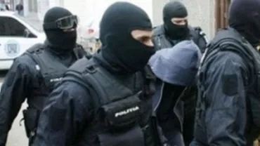 Polițiștii fac 37 de percheziții la persoane bănuite de contrabandă cu țigări