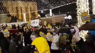 ”Dragnea și Tudorel, sunteți statul paralel”: Protest de amploare la Cluj, pe ploaie (VIDEO)