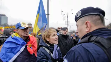 Scandal în Piața Victoriei: Un grup de protestatari a încercat să oprească instalarea Târgului de Crăciun (FOTO)