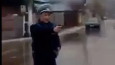 Anchetă în Tulcea după ce un polițist a îndreptat arma spre mulțimea care împiedica arestarea unui persoane (VIDEO)