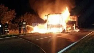 Un autocar cu 40 de persoane a luat foc pe DN2 (VIDEO)