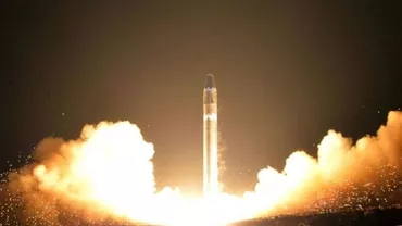 Panică în aer! Pasagerii unui avion au văzut momentul în care racheta nord-coreeană a reintrat în atmosferă