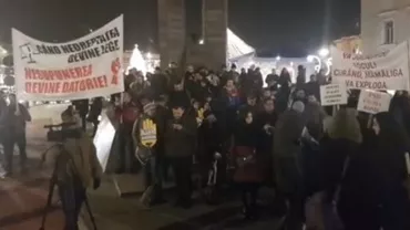 “Justiție, nu corupție!” Sute de oameni protestează în Cluj împotriva modificărilor dorite de PSD și ALDE la Legile Justiției (VIDEO)