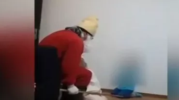 Scene REVOLTĂTOARE în ROMÂNIA: COPIL TRAUMATIZAT de un bărbat îmbrăcat în MOȘ CRĂCIUN (VIDEO)
