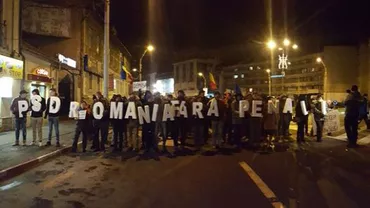 Proteste la Sibiu: Oamenii scandează ”Hoții cu mustață ne-au furat pe față!” (VIDEO)