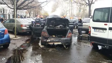 Incendiu de PROPORŢII în centrul Capitalei: O maşină a luat FOC în mers (FOTO)