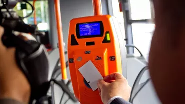 Tânără AMENINŢATĂ cu un cuţit într-un autobuz din Ploieşti: Suspecta, IDENTIFICATĂ cu ajutorul oamenilor