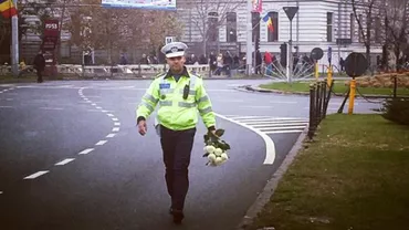 CE a făcut acest POLIȚIST cu TRANDAFIRII ARUNCAȚI spre sicriul Regelui! Gestul său,  extrem de EMOȚIONANT! Merită RESPECTUL tuturor! (FOTO)