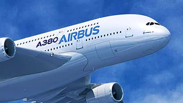 Un pilot năstrușnic a desenat un brad pe cer cu cel mai mare avion de pasageri (FOTO)