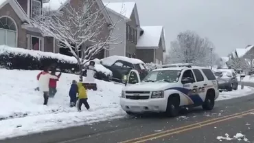 Bucuria primei zăpezi! Bătaie cu bulgări între polițiști și un grup de copii (VIDEO)