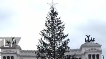 Bradul de Crăciun din Roma, subiect de glume pe internet: "Arată ca o perie de toaletă" (VIDEO)