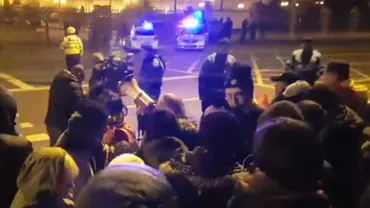 O nouă seară de proteste în fața Parlamentului (VIDEO)