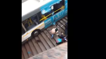 VIDEO ȘOCANT. 5 morți și 15 răniți, după ce un autobuz a intrat într-un pasaj pietonal subteran (VIDEO)