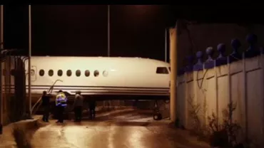 Vântul face ravagii. Un avion este purtat de vânt și zdrobit de un zid (VIDEO)