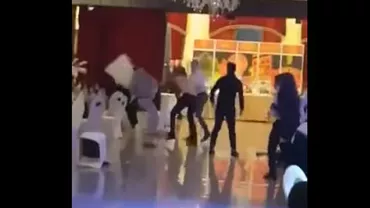 Scandal uriaş în noaptea de Revelion în Vâlcea: S-au bătut cu scaune pentru că DJ-ul a refuzat să pună manele (VIDEO)