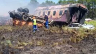 CARNAGIU! Accident TERIBIL între un TREN și un TIR! Cel puțin 14 MORȚI și 180 DE RĂNIȚI (VIDEO)