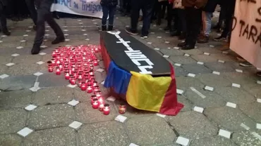 Protest inedit al studenţilor la Timişoara: Un sicriu învelit cu tricolor pe care scria ”Justiţie” a fost privegheat în Piaţa Victoriei (FOTO)