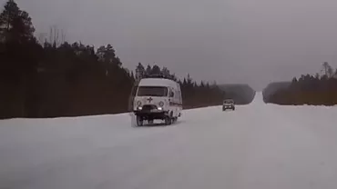 Minunile Rusiei: O ambulanță circulă fără o roată pe un drum înzăpezit (VIDEO)