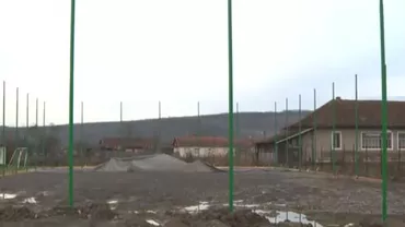Cum ARUNCĂ BANII PE GEAM primarul unui sat FĂRĂ ŞCOALĂ şi REŢEA DE APĂ.  Teren sintetic de ZECI DE MII de euro
