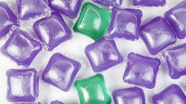 Provocări PERICULOASE în mediul virtual: Adolescenții INGEREAZĂ capsule de detergent