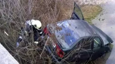 Două persoane au decedat după ce au plonjat cu maşina în râul Jiu