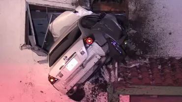 HALUCINANT! Un autoturism a “zburat” de pe şosea până în cabinetul unui dentist. Cum a fost posibil (VIDEO)